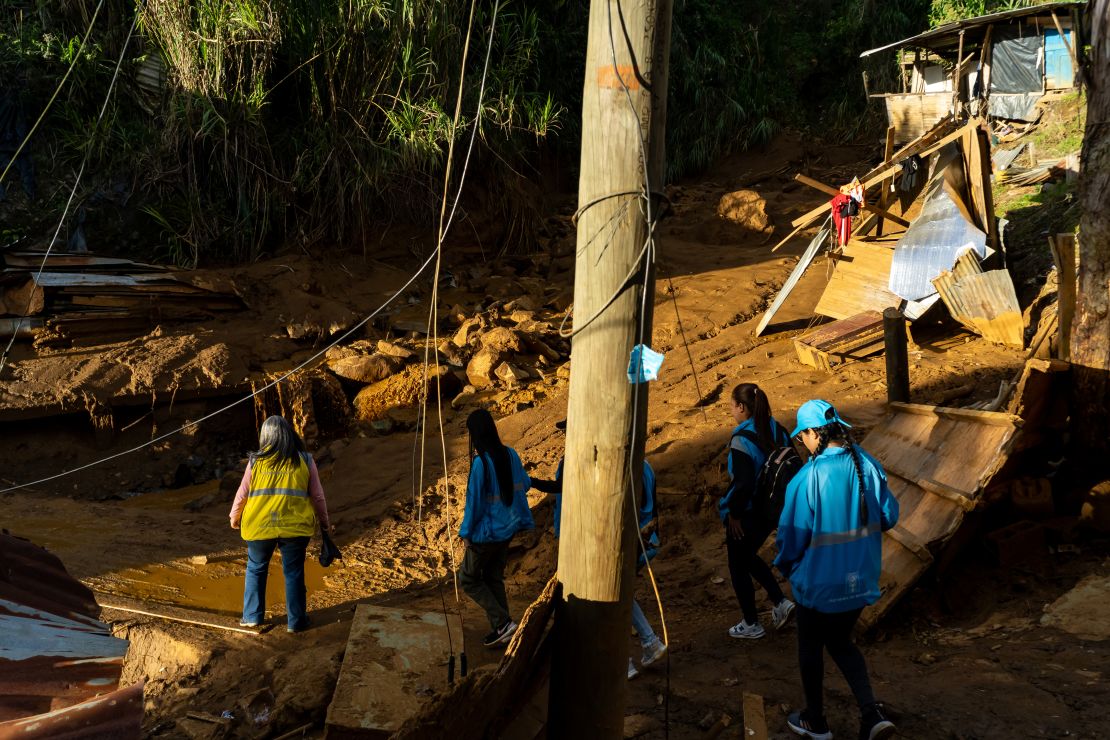 Rescatistas buscan entre los escombros tras un deslizamiento de tierra mortal que azotó el sector de Granizal, en la frontera entre Medellín y Bello, Colombia, el 25 de junio de 2025. Se confirmó la muerte de al menos 11 personas y otras siguen desaparecidas después de que las fuertes lluvias provocaran el derrumbe de una ladera, sepultando varias viviendas precarias en la madrugada. Las autoridades evacuaron a más de 80 residentes y habilitaron cinco albergues temporales en respuesta a la tragedia.
