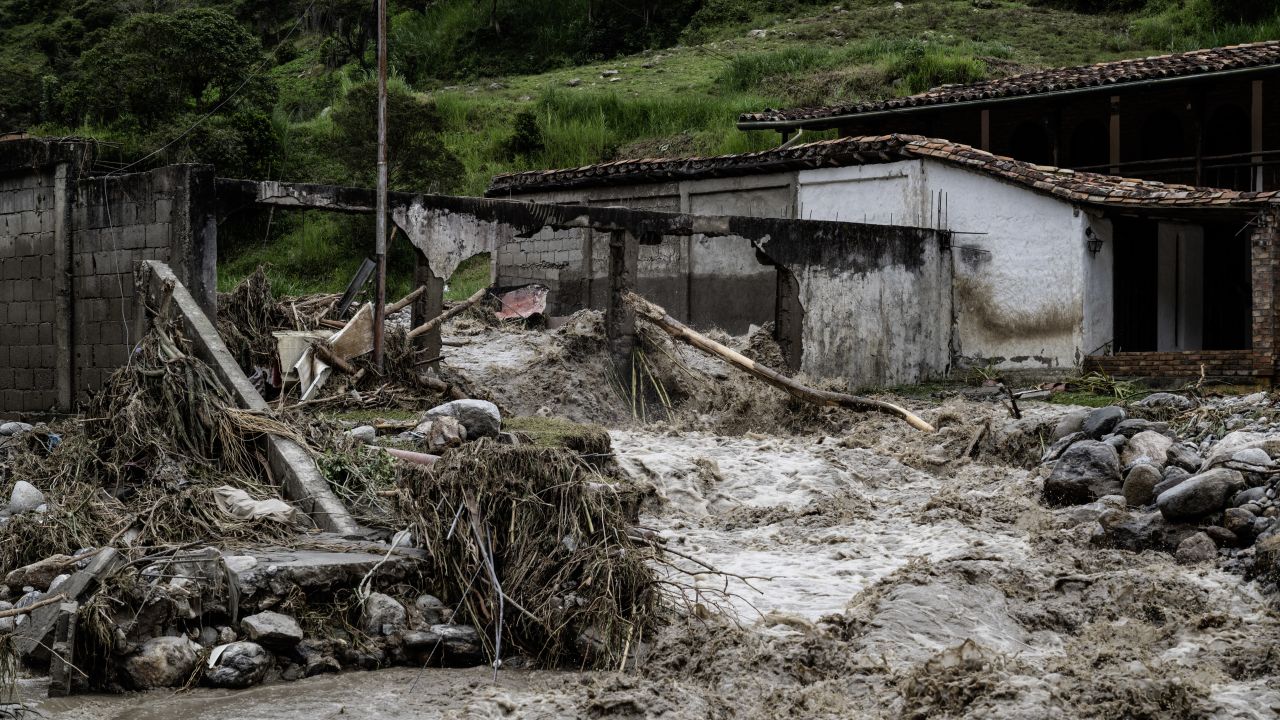 Venezolanos se organizan para repartir ayuda a las víctimas de las  inundaciones en el estado Mérida