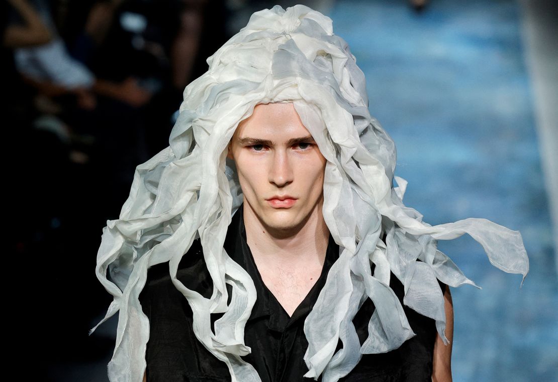 Le modèle porte une perruque en tissu à Yamamoto Show Yoge Show. Les designers japonais ont besoin de 