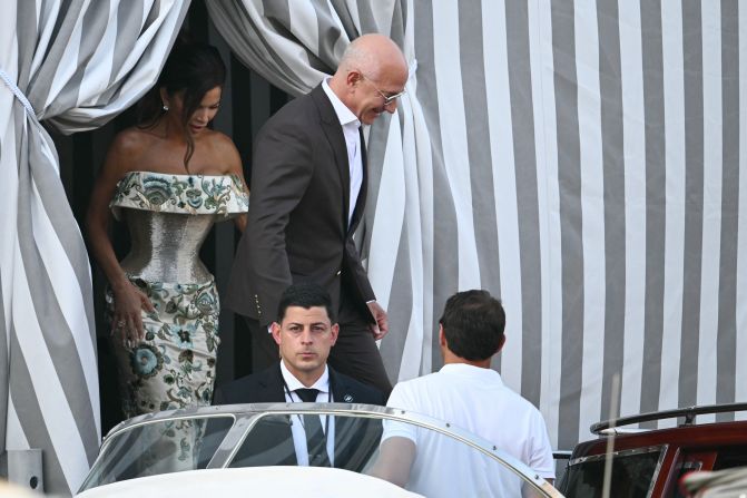 El fundador de Amazon, Jeff Bezos, y Lauren Sanchez suben a un taxi acuático en el Hotel Aman de Venecia el 26 de junio de 2025.