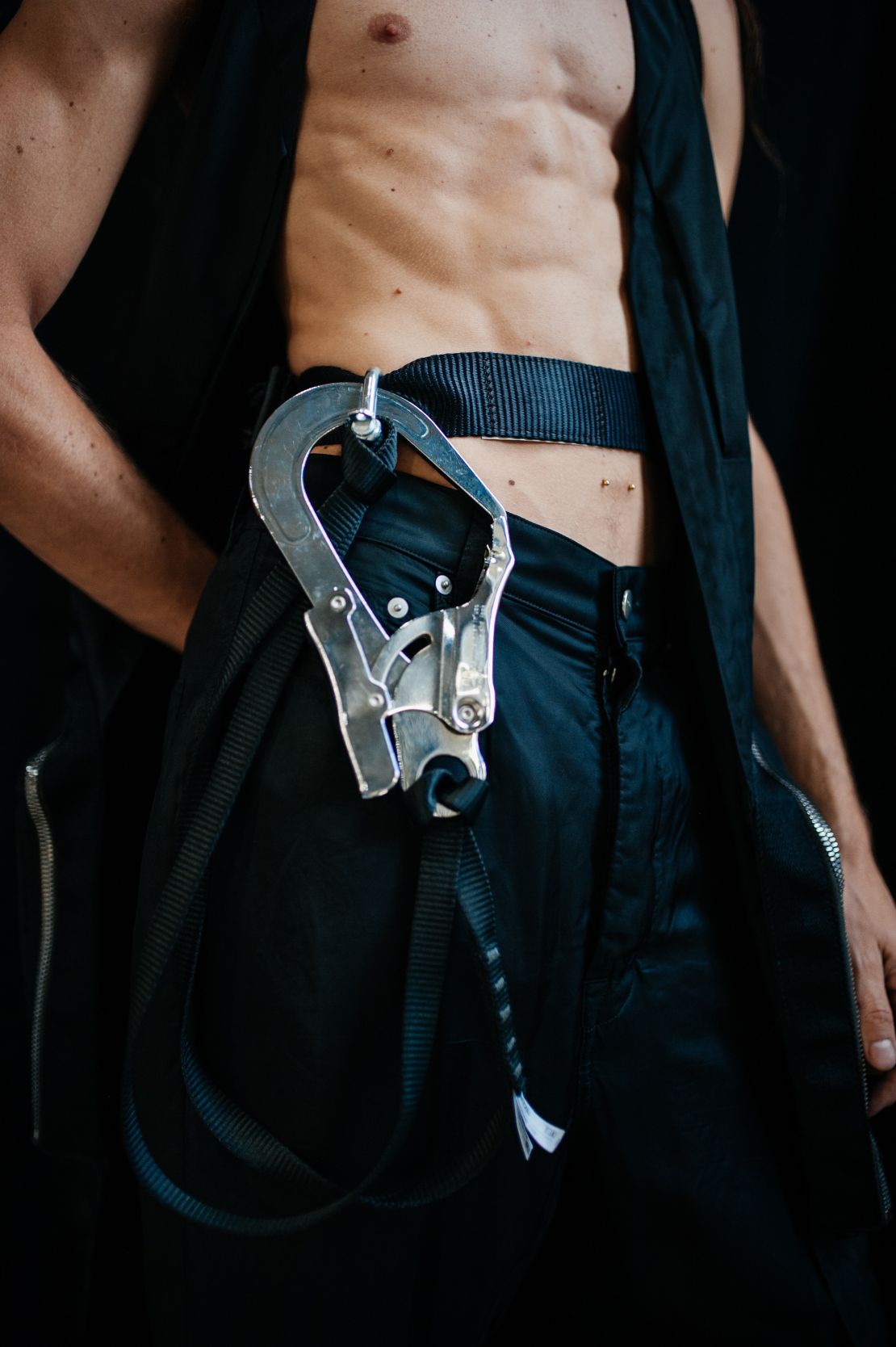 Le harnais était un élément clé de la collection printemps / été 2026 de Rick Owens.