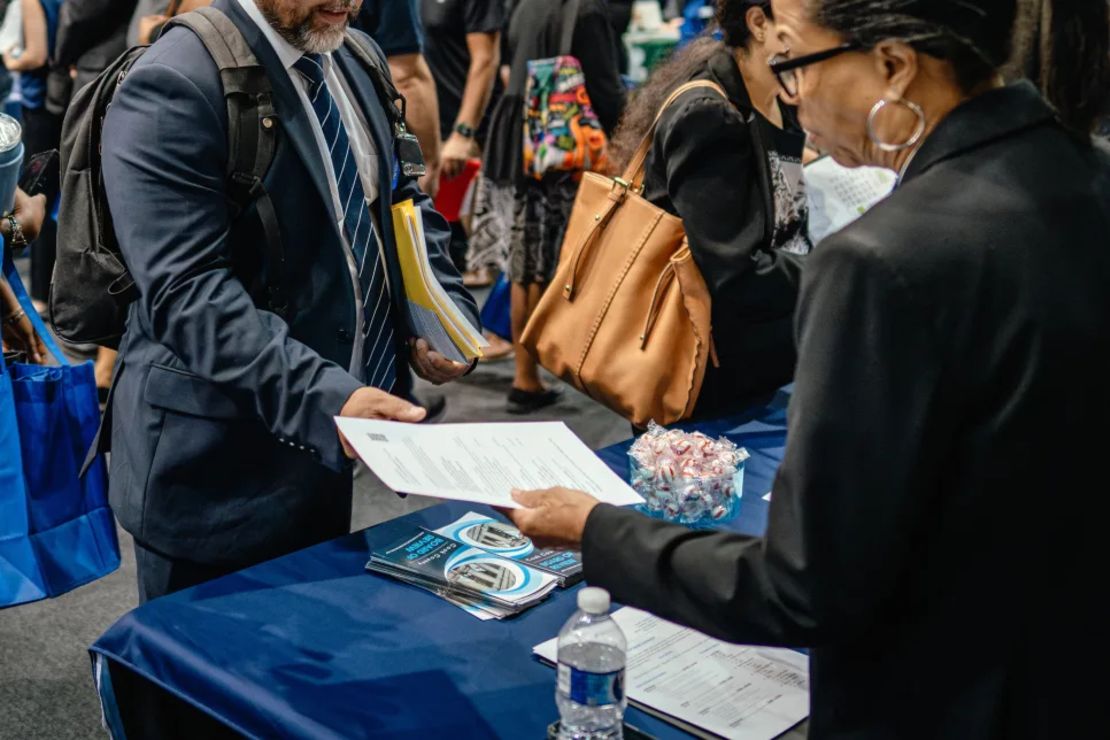 Reclutadores y buscadores de empleo conversan durante una feria de trabajo organizada por el gobierno del condado de Cook para apoyar a los trabajadores federales en Chicago, Illinois, el jueves 26 de junio de 2025. 