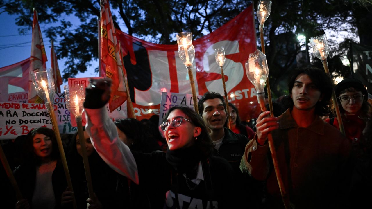 Pancartas, tambores y velas: protestas en Buenos Aires exigen mayor financiamiento para la educación pública en el país – CNN en Español