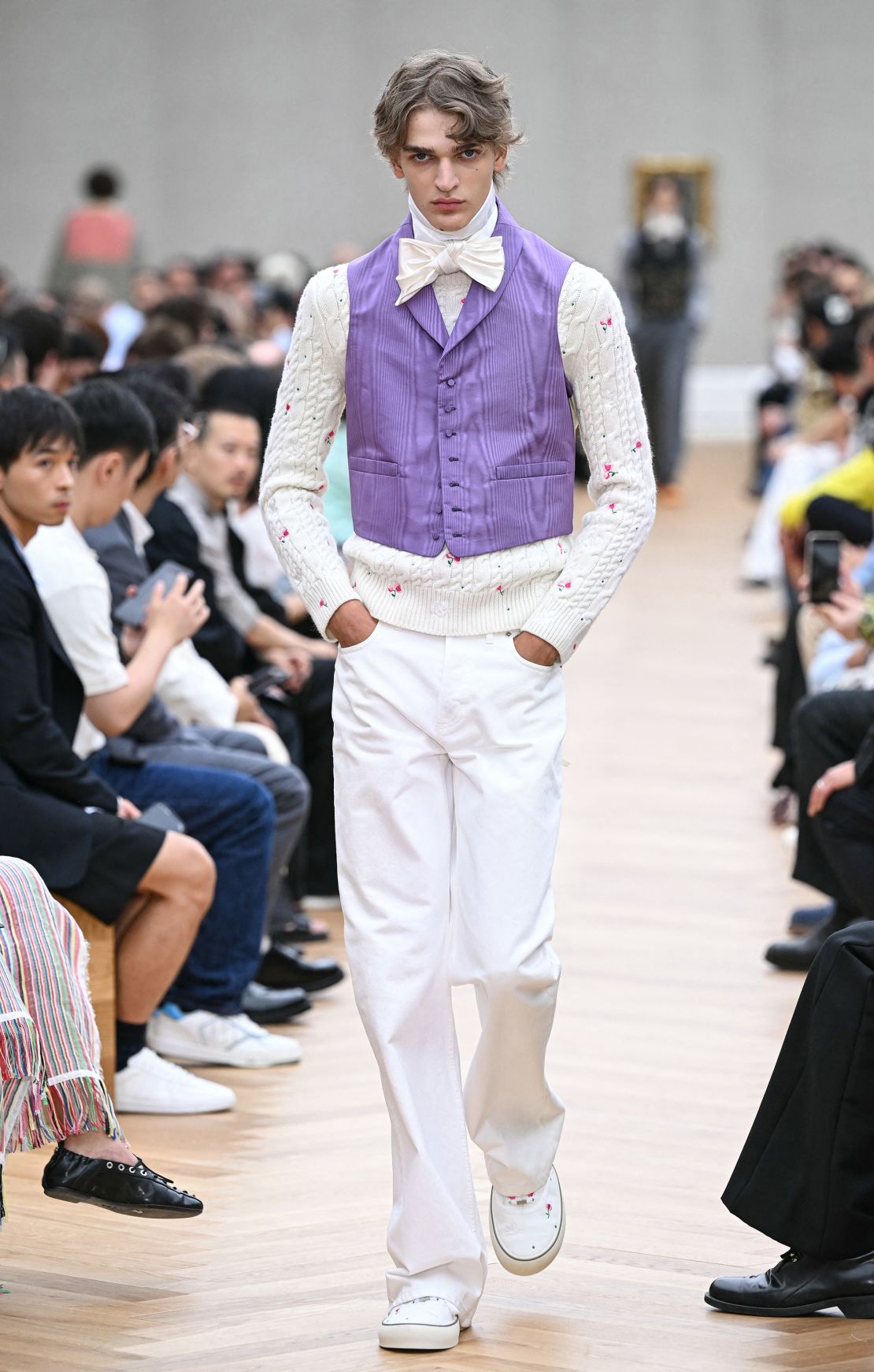 L'élégance classique est mélangée avec des motifs floraux présentés dans le style contemporain et les manières subtiles.