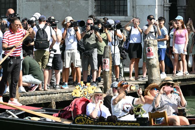 Fotógrafos y turistas frente al Hotel Aman el día de la boda del fundador de Amazon, Jeff Bezos, con Lauren Sanchez en Venecia el 27 de junio de 2025.