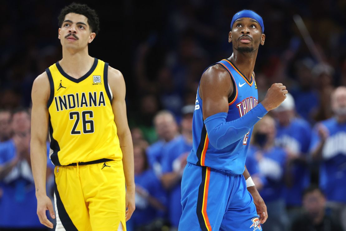 Shai Gilgeous-Alexander de Oklahoma City Thunder celebra mientras Ben Sheppard de los Indiana Pacers observa durante el último cuarto del séptimo partido de las Finales de la NBA de 2025 en el Paycom Center el 22 de junio de 2025 en Oklahoma City.