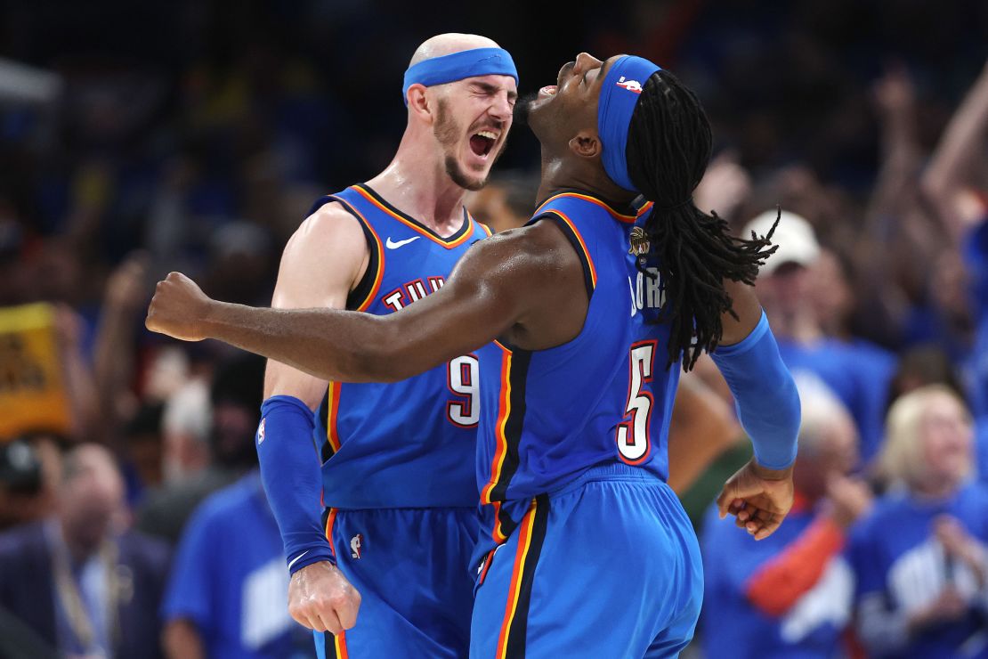 Alex Caruso y Luguentz Dort celebran durante el último cuarto.