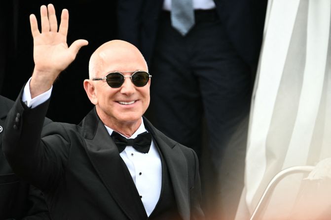 El fundador de Amazon, Jeff Bezos, sale del Hotel Aman el día de su boda en Venecia, el 27 de junio de 2025.
