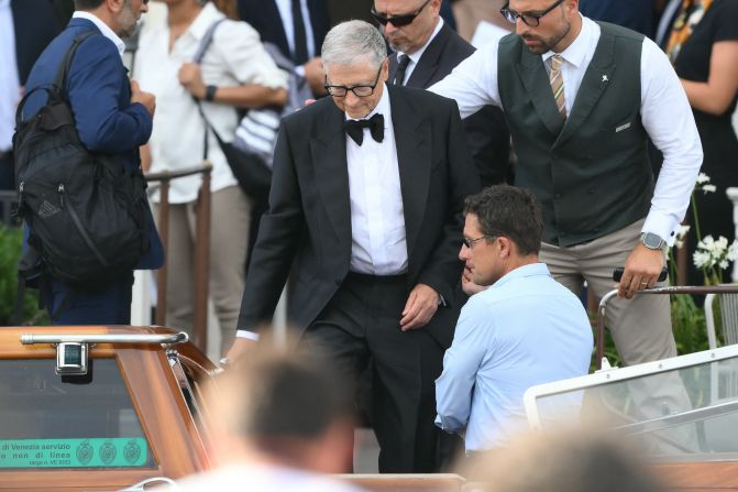El empresario tecnológico estadounidense Bill Gates se sube a un taxi acuático el día de la boda del fundador de Amazon, Jeff Bezos, con Lauren Sanchez, en Venecia el 27 de junio de 2025)