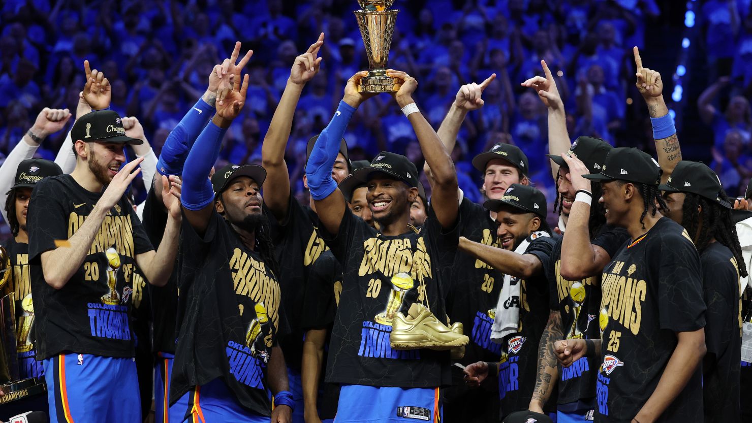 Shai Gilgeous-Alexander de Oklahoma City Thunder celebra con el trofeo Bill Russell al Jugador Más Valioso de las Finales de la NBA tras derrotar a los Indiana Pacers