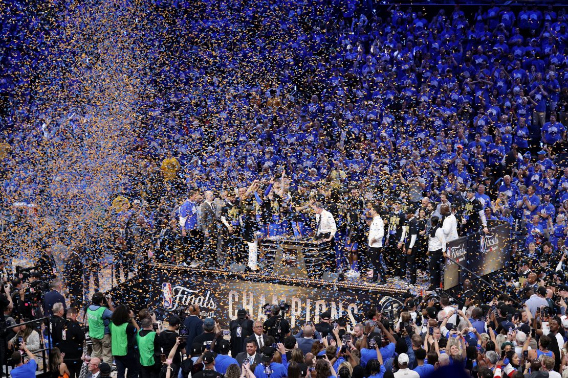 El Oklahoma City Thunder celebra con el Trofeo del Campeonato Larry O'Brien tras derrotar a los Indiana Pacers por 103-91 en el séptimo partido de las Finales de la NBA de 2025 en el Paycom Center el 22 de junio de 2025 en Oklahoma City.