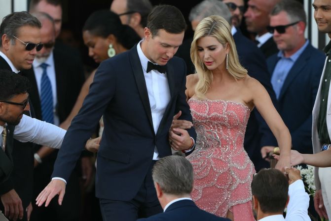 El empresario estadounidense Jared Kushner y su esposa Ivanka Trump salen del Hotel St. Regis el día de la boda del fundador de Amazon, Jeff Bezos, con Lauren Sanchez, en Venecia el 27 de junio de 2025.