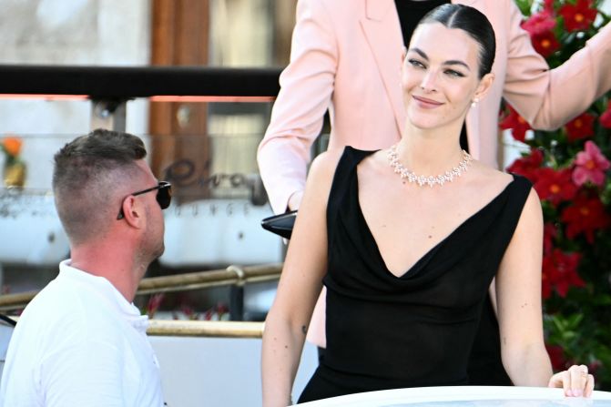 La modelo italiana Vittoria Ceretti sale del Hotel Gritti Palace el día de la boda del fundador de Amazon, Jeff Bezos, con Lauren Sanchez, en Venecia el 27 de junio de 2025.