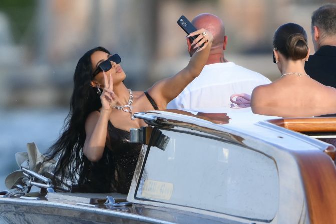 La celebridad estadounidense Kim Kardashian se toma una selfie al llegar a San Giorgio Maggiore el día de la boda del fundador de Amazon, Jeff Bezos, con Lauren Sanchez, en Venecia el 27 de junio de 2025.