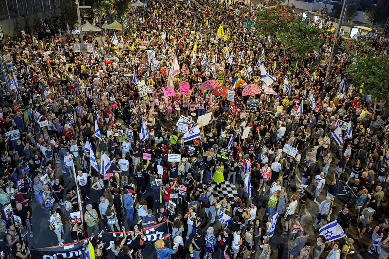 Manifestantes se reúnen durante una protesta antigubernamental en la que se pide que se tomen medidas para garantizar la liberación de los rehenes israelíes cautivos en Gaza por extremistas palestinos desde los atentados del 7 de octubre de 2023, frente a la sede del Ministerio de Defensa de Israel en Tel Aviv, el 28 de junio de 2025.
