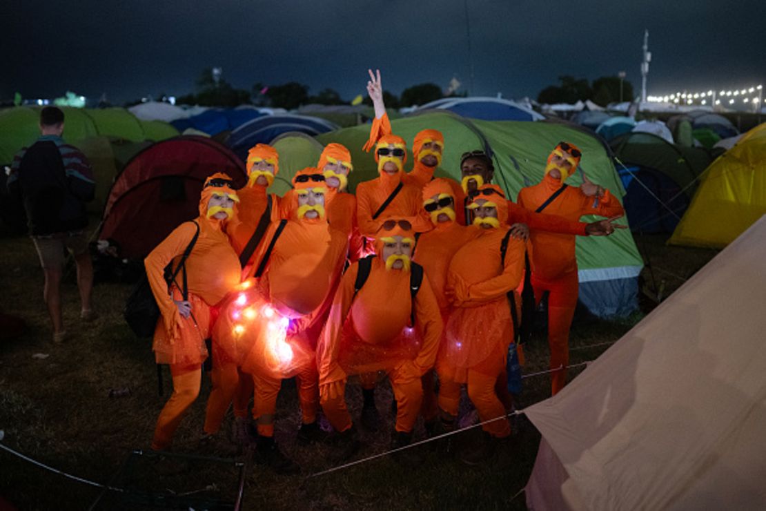 Asistentes al festival disfrazados de El Lorax, un personaje creado por el autor Dr. Seuss, posan para una foto en el quinto día del festival de Glastonbury en Worthy Farm, en el pueblo de Pilton, en Somerset, al suroeste de Inglaterra, el 29 de junio de 2025.