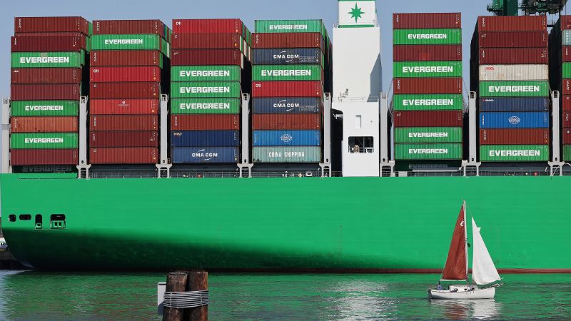 Инфлацията е укротена. Пазарите са на рекордни максимуми. But economists warn Trump is still playing with fire on tariffs