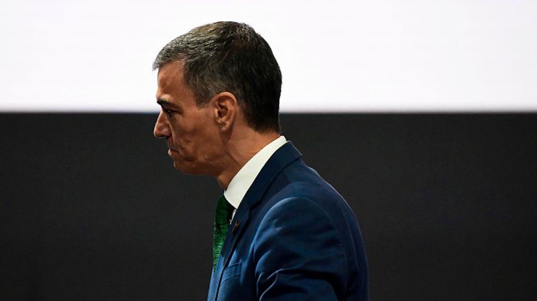 El presidente del Gobierno español, Pedro Sánchez, sale tras dar una rueda de prensa durante la IV Conferencia Internacional sobre Financiación y Desarrollo de Naciones Unidas en Sevilla, el 1 de julio de 2025.