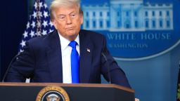 El presidente de Estados Unidos, Donald Trump, responde preguntas durante una conferencia de prensa sobre recientes fallos de la Corte Suprema en la sala de prensa de la Casa Blanca el 27 de junio de 2025 en Washington.