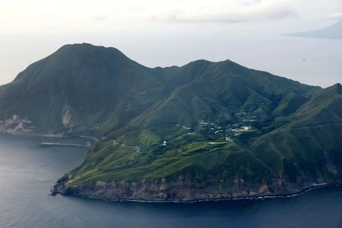 La isla Akuseki, en el archipiélago Tokara de la prefectura de Kagoshima, al suroeste de Japón, tras un terremoto de magnitud preliminar de 5,5 que azotó la isla.