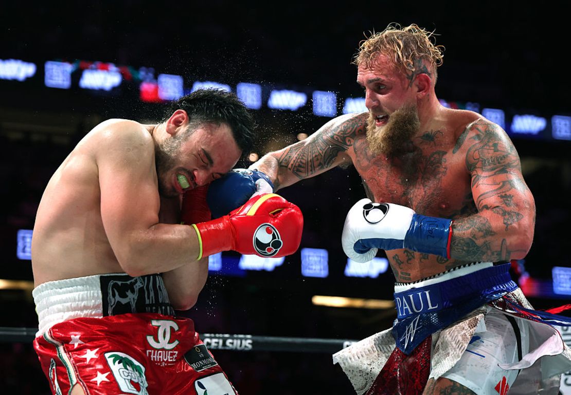 Jake Paul conecta un golpe a Julio César Chávez Jr. en una victoria por decisión unánime durante una pelea de peso crucero en el Honda Center el 28 de junio de 2025 en Anaheim, California.