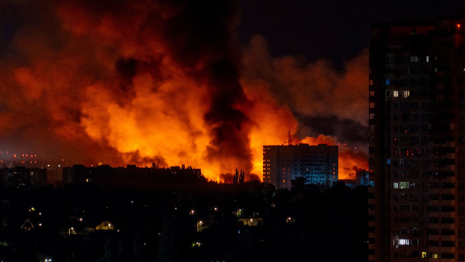 Полум'я та дим побивають з будівель під час масових російських безпілотників та ракетних ударів на Києві 4 липня.