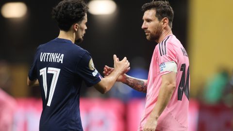 Lionel Messi del Inter DE Miami le da la mano a Vitinha del Paris Saint-Germain tras el partido de octavos de final de la Copa Mundial de Clubes.