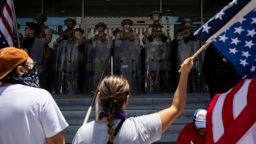 Manifestantes se reúnen frente a un edificio federal custodiado por una mezcla de marines estadounidenses y guardias nacionales durante una protesta "No Kings", en Los Ángeles, California, el 4 de julio.