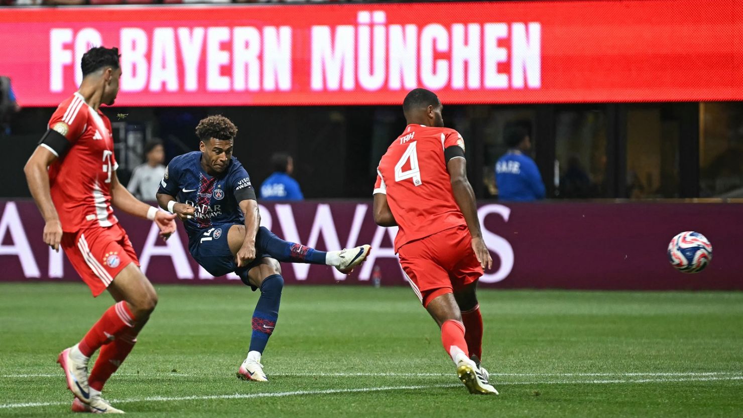 Désiré Doué del PSG dispara en el partido por cuartos de final frente al Bayern Munich en Atlanta