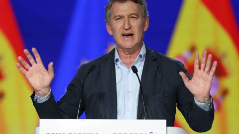 El líder del Partido Popular (PP) de derecha, principal fuerza opositora en España, Alberto Núñez Feijóo, gesticula mientras pronuncia un discurso en el congreso nacional del PP en Madrid, el 6 de julio de 2025.