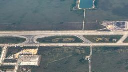 Vista aérea de un centro de detención de migrantes, conocido como "Alligator Alcatraz", ubicado en el antiguo Aeropuerto de Entrenamiento y Transición Dade-Collier en Ochopee, Florida, el 7 de julio de 2025.