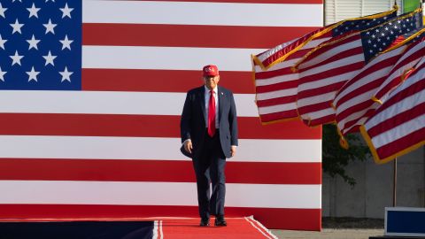 Президент Дональд Трамп прибуває на мітинг, щоб розпочати святкові вихідні 4 липня на ярмарку штату Айова 3 липня в Де-Мойні, штат Айова.