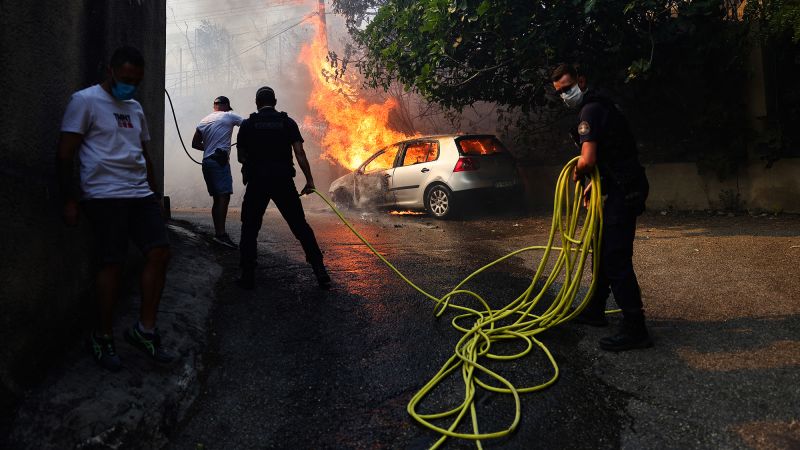 Бързо движещ се пожар достигна до покрайнините на Марсилия вторият