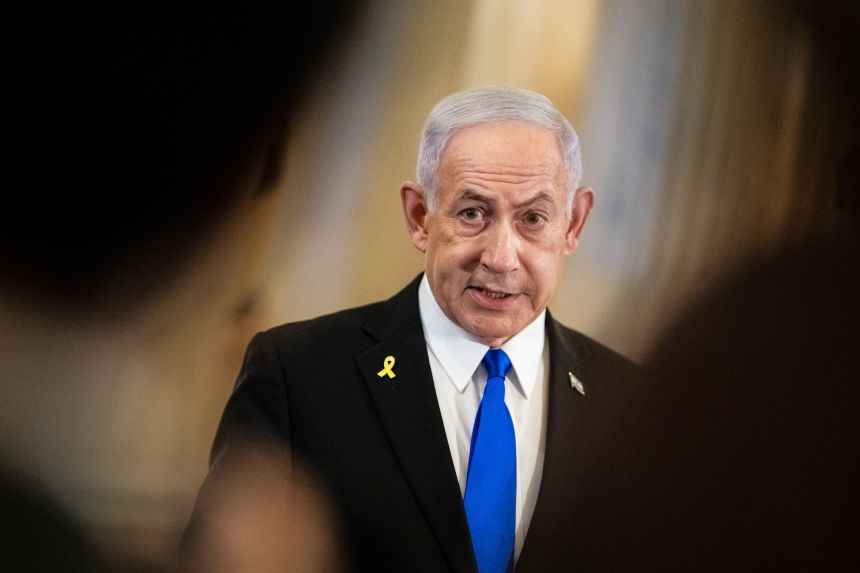 Thủ tướng Israel Benjamin Netanyahu phát biểu với giới truyền thông sau cuộc gặp với Chủ tịch Hạ viện Hoa Kỳ Mike Johnson tại Điện Capitol Hoa Kỳ vào thứ Ba, ngày 8 tháng 7 năm 2025.