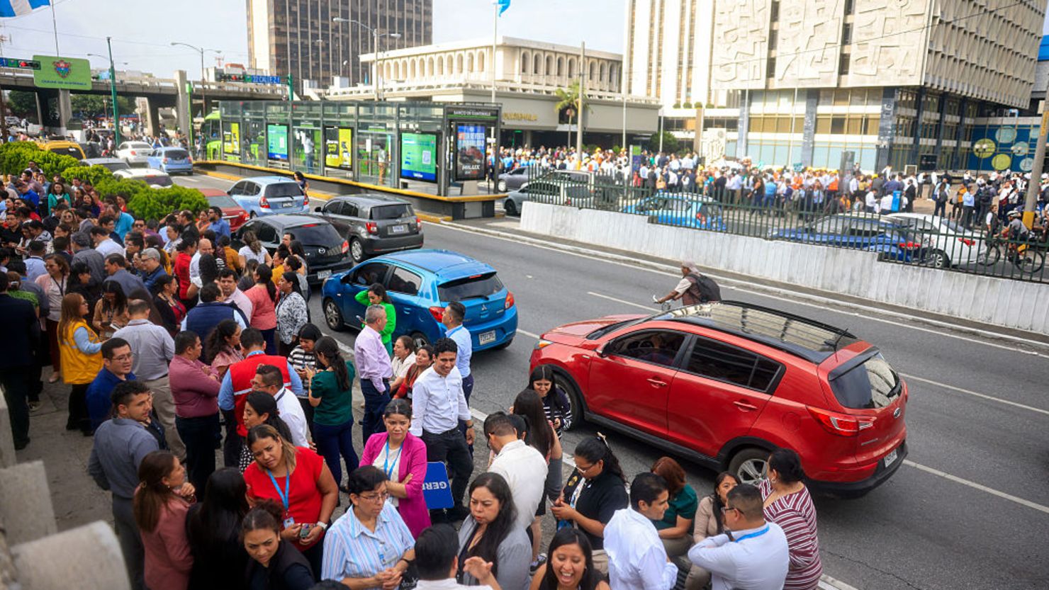 Trabajadores de oficina permanecen fuera de los edificios tras ser evacuados después de un fuerte terremoto en Ciudad de Guatemala el 8 de julio de 2025.