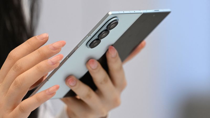 Вижте всички теми Връзка копирана Следвайте Samsung обмисля да пусне