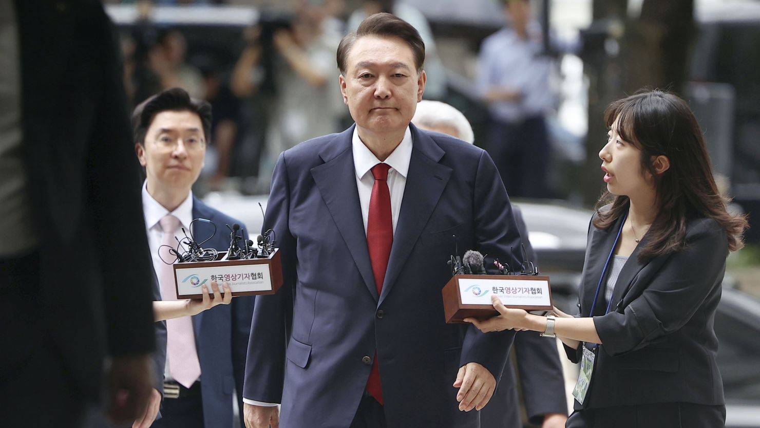 Cựu Tổng thống Hàn Quốc Yoon Suk Yeol sẽ đến Tòa án Trung tâm Seoul vào ngày 9 tháng 7 năm 2025 để tham dự phiên tòa xét xử về việc có nên ban hành lệnh bắt giữ mới đối với các cáo buộc liên quan đến tuyên bố thiết quân luật ngắn hạn của ông vào năm trước hay không.