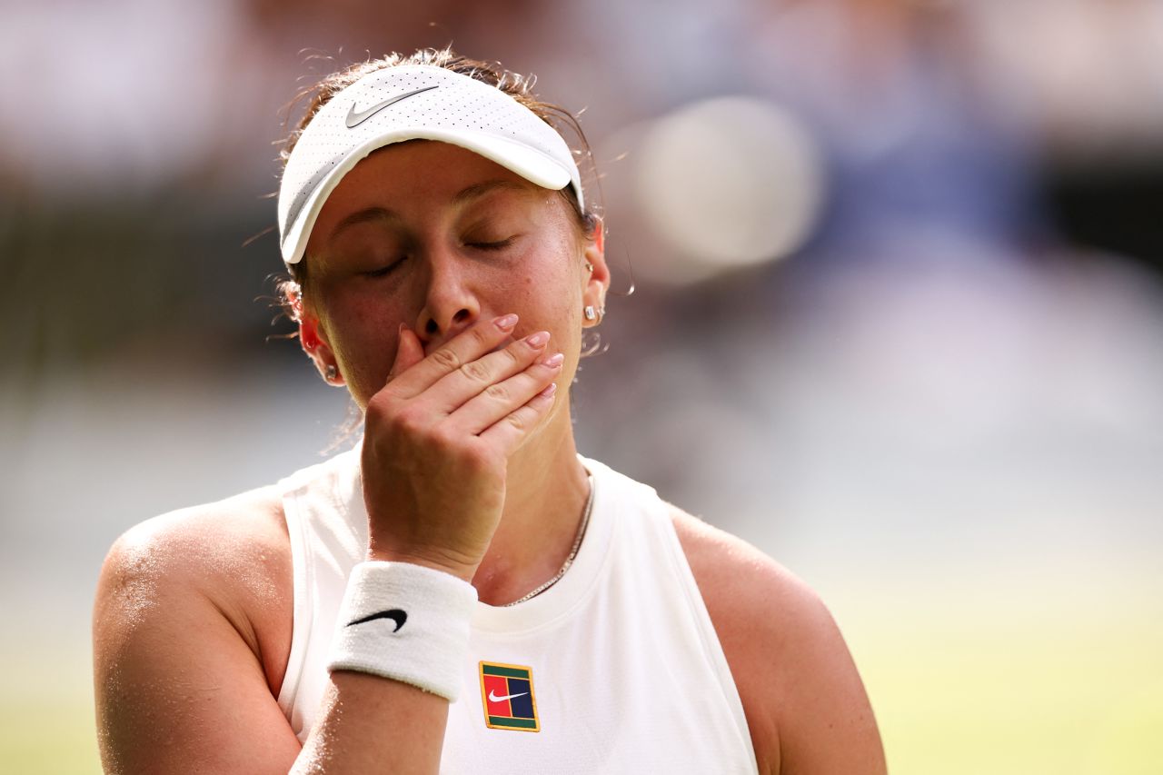 Amanda Anisimova reacts after a point.