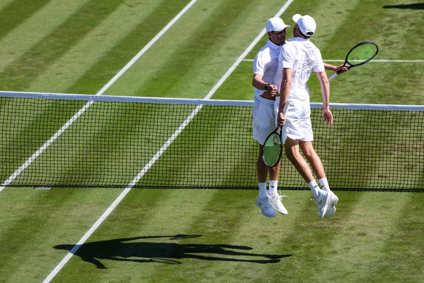 Bryan Brothers oslavujú víťazstvo v pozvaní pána zdvojnásobiť zápas Round Robin vo Wimbledone 2025 8. júla.