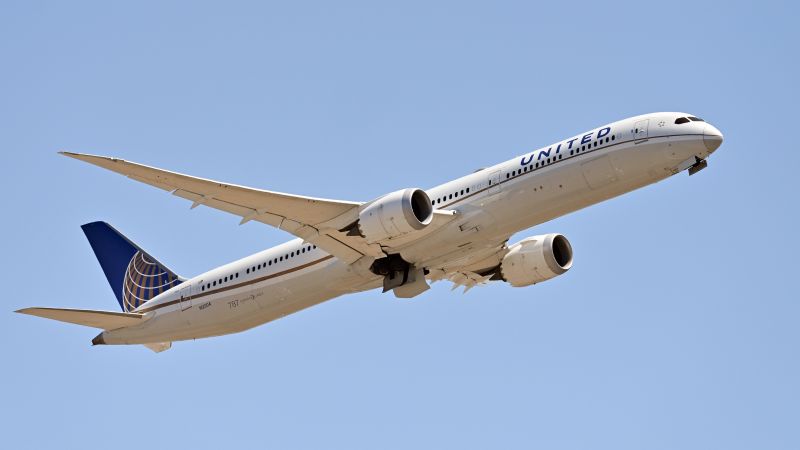 Полетът на United Airlines прави аварийно кацане в Dulles, след като пилотът обявява Mayday 