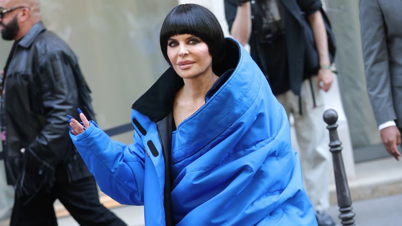 Вижте седмицата: Lisa Rinna прави случая за партийни перуки на модни ревюта 