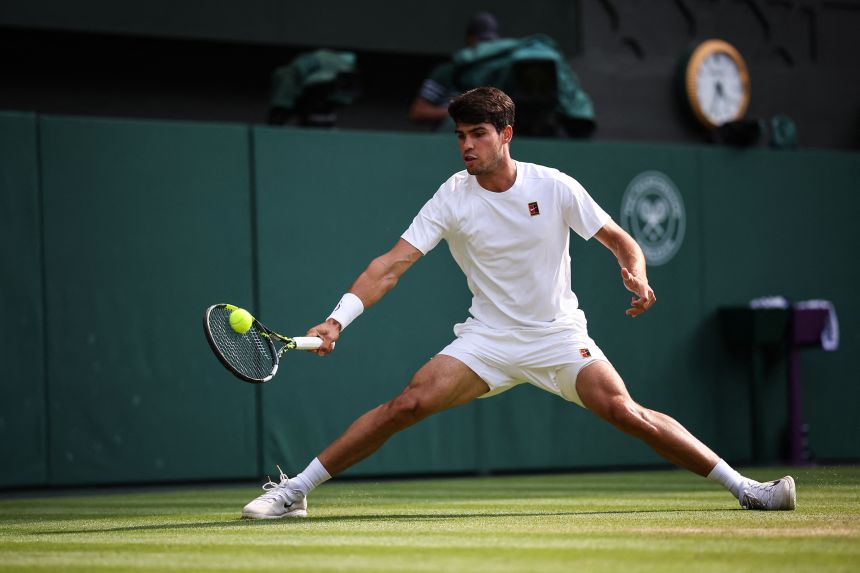 Alcaraz sa počas finále vo Wimbledone v júli vráti do čela.