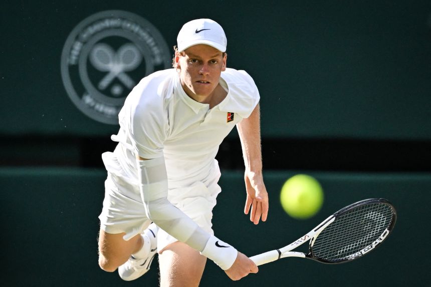 Sinner zasiahne výstrel počas júlového Wimbledonského finále.