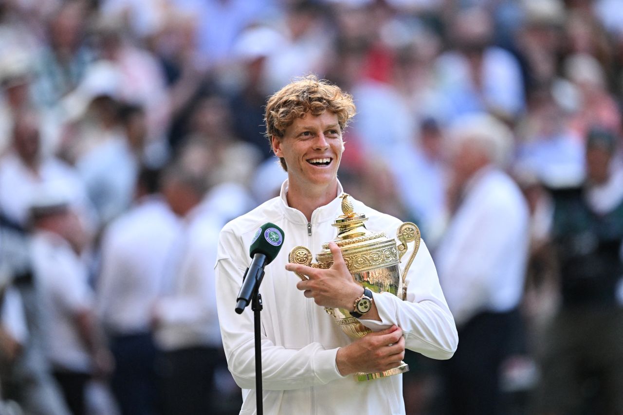 Jannik Sinner delivers his post-match remarks on Centre Court.
