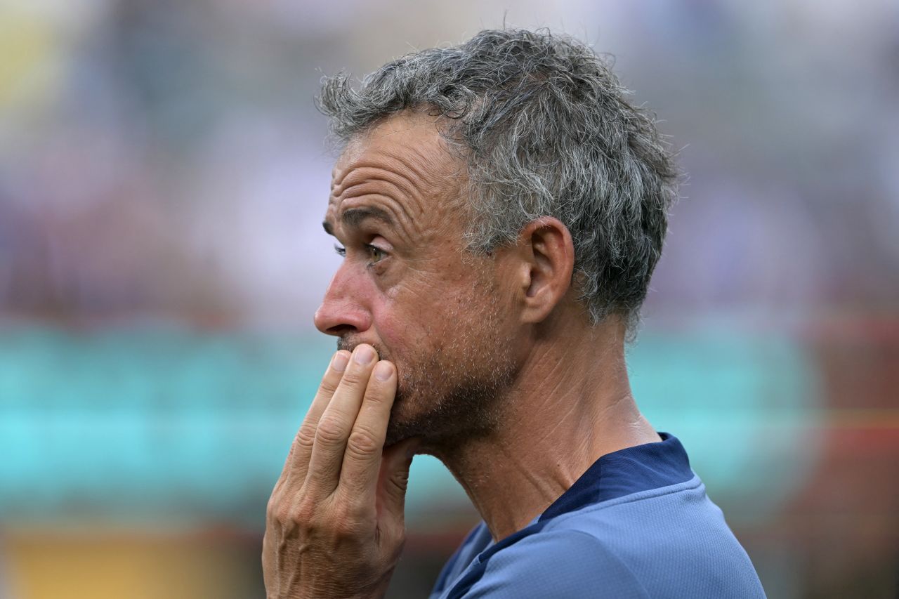 El entrenador español del Paris Saint-Germain, Luis Enrique, hace un gesto al final de la final de la Copa Mundial de Clubes.