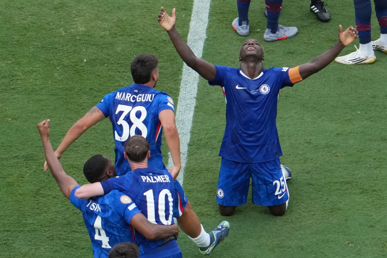 El centrocampista ecuatoriano del Chelsea, Moisés Caicedo, celebra junto a sus compañeros tras ganar la final de la Copa Mundial de Clubes de la FIFA 2025.