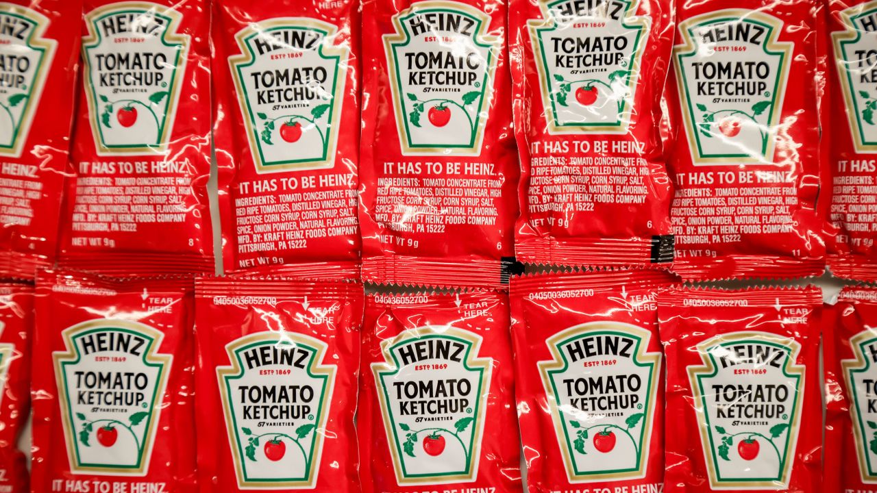 Heinz ketchup packets arranged at a cafe in New York, US, on Monday, July 14, 2025. Kraft Heinz Co. is preparing to break itself up and spin off a large part of its business into a new entity, people familiar with the matter said Friday.