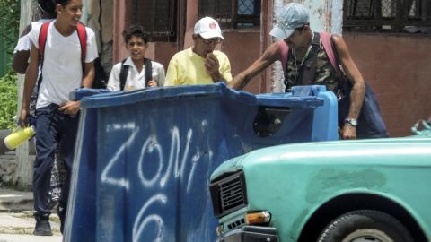 Un hombre hurga en un contenedor de basura en La Habana, el 15 de julio de 2025.