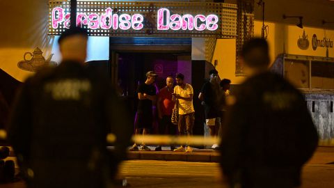 Agentes de la Guardia Civil se paran frente a unos jóvenes en el barrio de San Antonio de Torre Pacheco, en el sureste de España, el 15 de julio de 2025, con motivo de una concentración convocada por grupos de extrema derecha tras cuatro días de disturbios contra los inmigrantes.