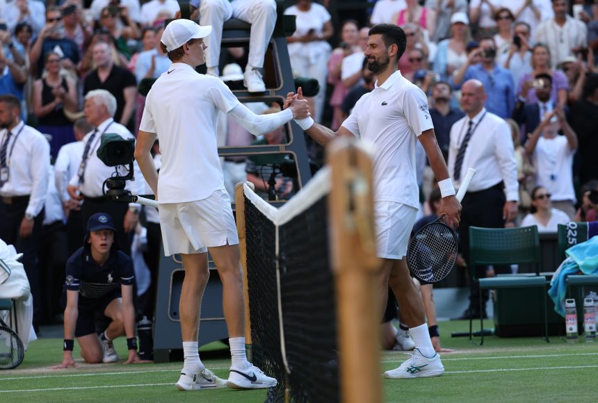 Sinner sa stretne s Novakom Djokovicom v sieti po tom, čo tento rok vyhral svoj semifinálový zápas vo Wimbledone.